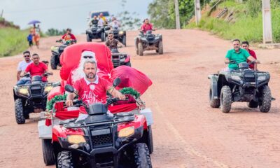 Papai Noel de Porto Walter chega de quadriciclo com 4 mil presentes