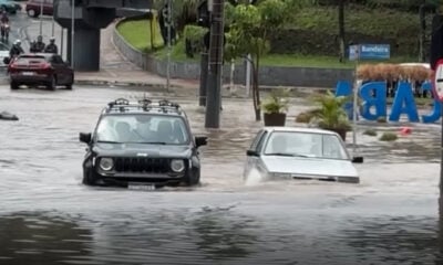 Fiat Uno humilha Jeep Renegade ao atravessar avenida alagada; veja vídeo