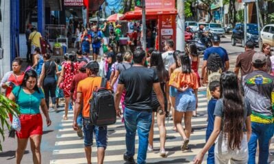 Centro de Rio Branco fica lotado a poucas horas do natal; brinquedos são os mais procurados