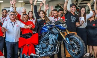 Mulher é premiada com uma CB 500 F zero km em sorteio do Grupo Honda Star