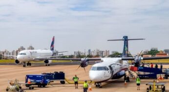 Passageiro cai da escada de desembarque de avião e morre em SP