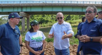Comitiva liderada por José Adriano vistoria a situação da ponte do Caeté
