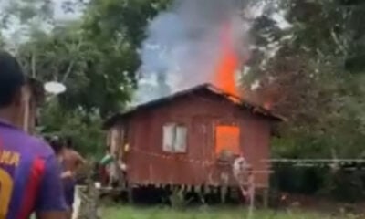 Incêndio destrói casa em Cruzeiro do Sul; família pede ajuda