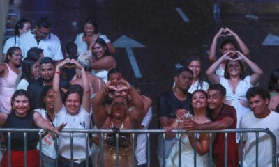 Sob chuva, público segue animado no Réveillon da Família na Arena