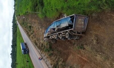 Carreta que saiu do Acre com destino a Mato Grosso tomba na BR-364