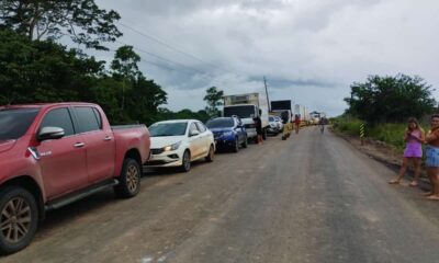 Com apenas uma balsa, veículos chegam a esperar 4 horas por travessia no Rio Caeté