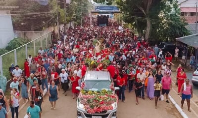 Centenas de fiéis participam da procissão de São Sebastião em Xapuri