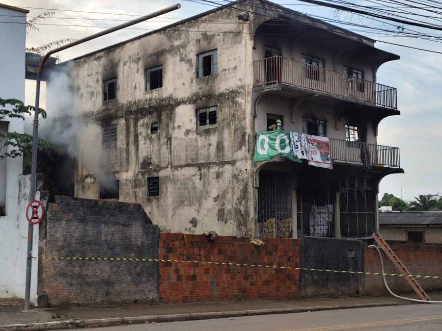Incêndio atinge prédio abandonado em frente ao Hospital da Criança