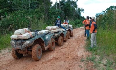 Quadriciclos e tratores são usados para entregar alimento aos afetados pela seca em Cruzeiro do Sul