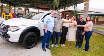 Mailza e Zequinha entregam equipamentos e veículo para Fundação Betel