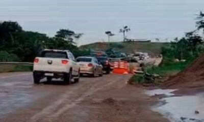 Balsa encalha e motoristas invadem ponte com risco de desabamento no Rio Caeté