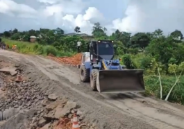 Trecho da BR-364 em Tarauacá é restabelecido após rompimento causado por chuvas intensas.