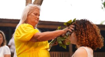 Rezadeira que há 50 anos se dedica à cura no Acre é homenageada em curta-metragem