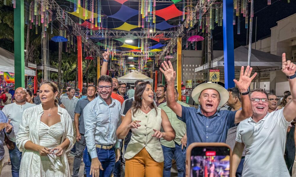 Gladson Cameli e Tião Bocalom dançam na passagem de som do Carnaval da Família 2025 em Rio Branco, destacando a infraestrutura do evento.