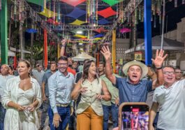 Gladson Cameli e Tião Bocalom dançam na passagem de som do Carnaval da Família 2025 em Rio Branco, destacando a infraestrutura do evento.