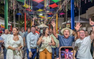 Gladson Cameli e Tião Bocalom dançam na passagem de som do Carnaval da Família 2025 em Rio Branco, destacando a infraestrutura do evento.