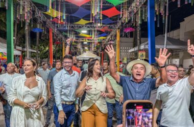 Gladson Cameli e Tião Bocalom dançam na passagem de som do Carnaval da Família 2025 em Rio Branco, destacando a infraestrutura do evento.