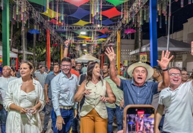 Gladson Cameli e Tião Bocalom dançam na passagem de som do Carnaval da Família 2025 em Rio Branco, destacando a infraestrutura do evento.