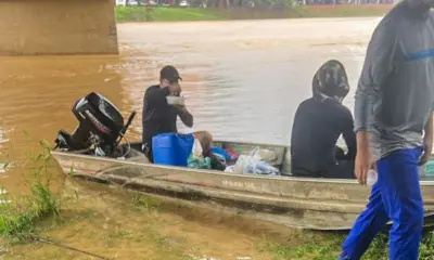 Família consegue barco e pede ajuda de custo para procurar jovem no Rio Acre