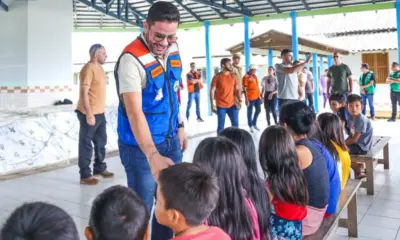 Gladson visita abrigo de indígenas afetados pela cheia do Rio Juruá