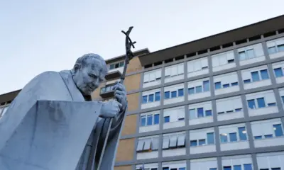 Papa está de bom humor, fala com pessoas próximas e se sente melhor