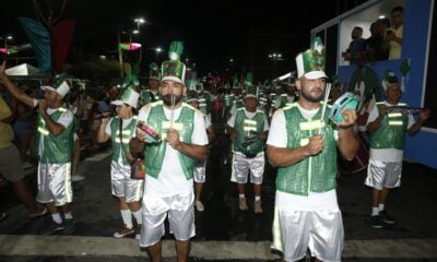 Terceira noite de Carnaval em Cruzeiro do Sul teve desfile da Escola de Samba Verde Rosa