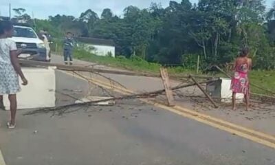 BR-364 é liberada após moradores fecharem estrada durante protesto em Cruzeiro do Sul