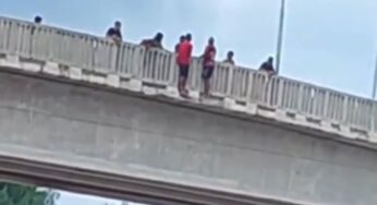 Com rio cheio, jovens pulam de ponte sobre o Iaco, em Sena Madureira