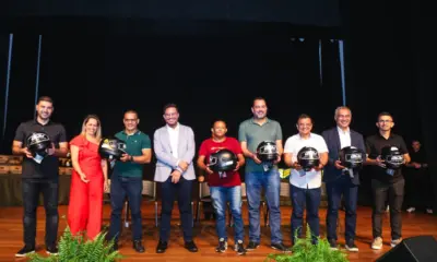 Governador Gladson entrega CNHs sociais, capacetes e coletes em Cruzeiro do Sul