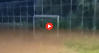 Igarapé Batista volta a transbordar, atinge residência e alaga campo de futebol