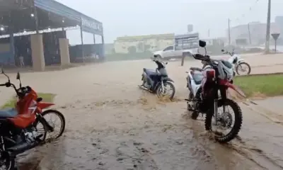 Temporal alaga ruas e avenidas em Brasileia, na fronteira entre Acre e Bolívia