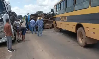 Caminhão tomba após bater em buraco na BR-364