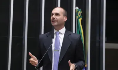 Moraes rejeita investigação e apreensão de passaporte de Eduardo Bolsonaro