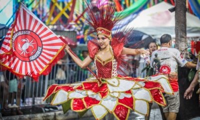 Sambase abre desfile debaixo de chuva com tema da Revolução Acreana