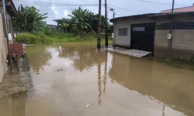 Bueiros entopem durante chuva e rua fica alagada no Rui Lino