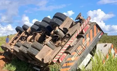 Caminhão guindaste tomba entre Sena Madureira e Manoel Urbano