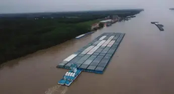 Supercomboio cruza o rio Madeira com toneladas de soja