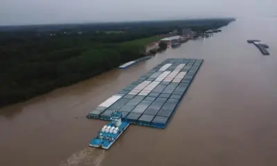 Supercomboio cruza o rio Madeira com toneladas de soja