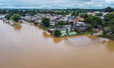 Rio Acre baixa mais 3 cm, mas segue acima da cota de transbordo