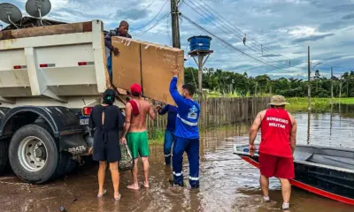 Famílias atingidas pela cheia são removidas do bairro Seis de Agosto