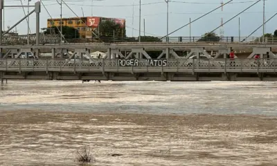 Faixa homenageia jovem que desapareceu no Rio Acre