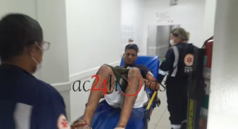 Homem esfaqueado cai na frente de igreja e é socorrido por fiéis em vigília