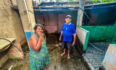 Casal teme subida de córrego e se apega a Deus contra alagação