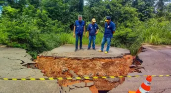 Trecho da AC-10 comprometido por deslizamento passa por recuperação no Acre