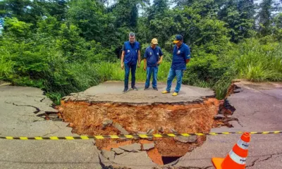 Trecho da AC-10 comprometido por deslizamento passa por recuperação no Acre