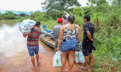 Barqueiro inicia travessia de isolados pela cheia à uma hora da madrugada