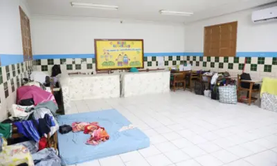 Escola recebe 32 indígenas desabrigados pela cheia e mantém as atividades em Rio Branco