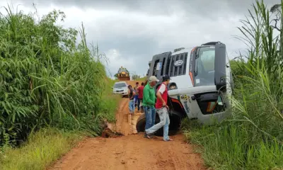 Ponte de madeira cede e caminhão cai em Igarapé no Acre