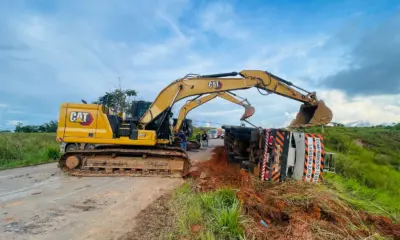 Caminhão guindaste tomba na BR-364, entre Sena e Manoel Urbano