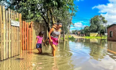 Moradores sofrem com falta de água para beber e demora na assistência